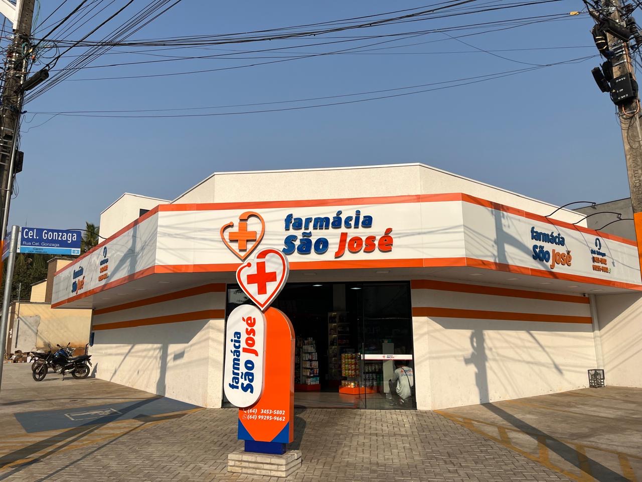 Fachada da Ra farmácia